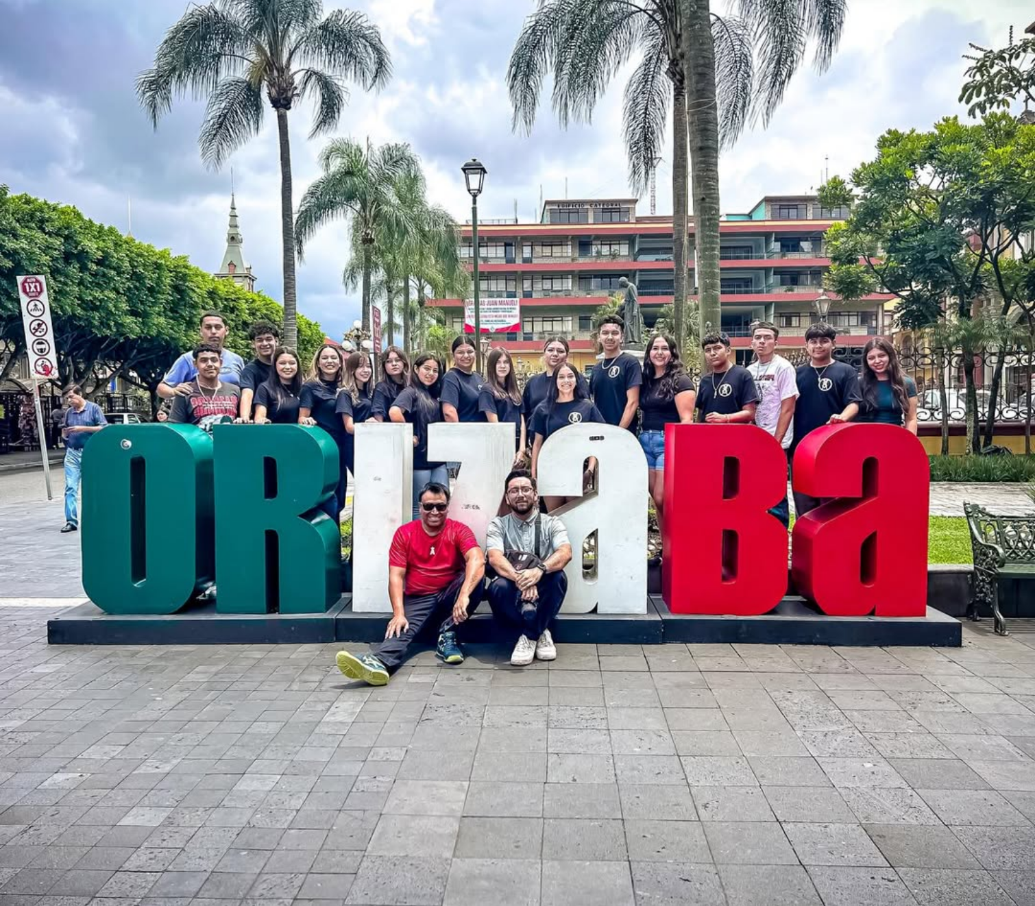 Grupo de Algarabia Mexicana junto a las letras de Orizaba