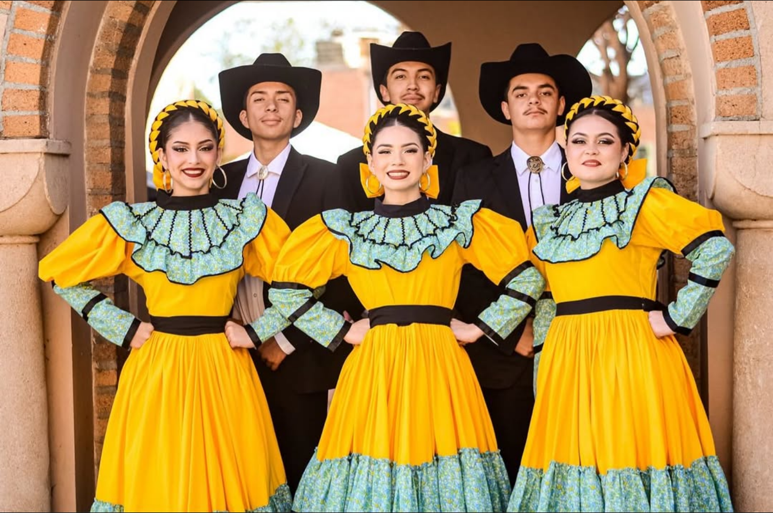 Integrantes de Algarabia Mexicana con vestidos amarillos y trajes negros