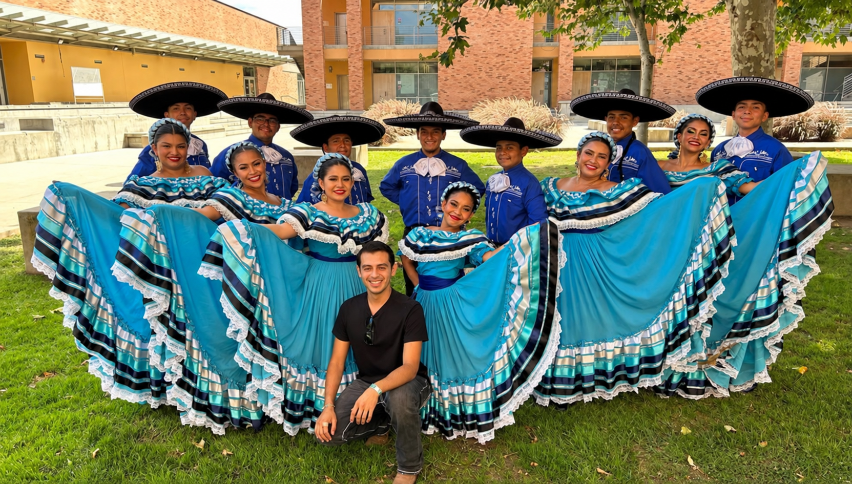 Grupo de Algarabia Mexicana con trajes azules al aire libre