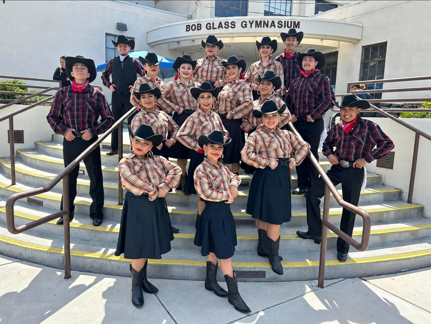 Grupo con vestuario norteño frente a Bob Glass Gymnasium